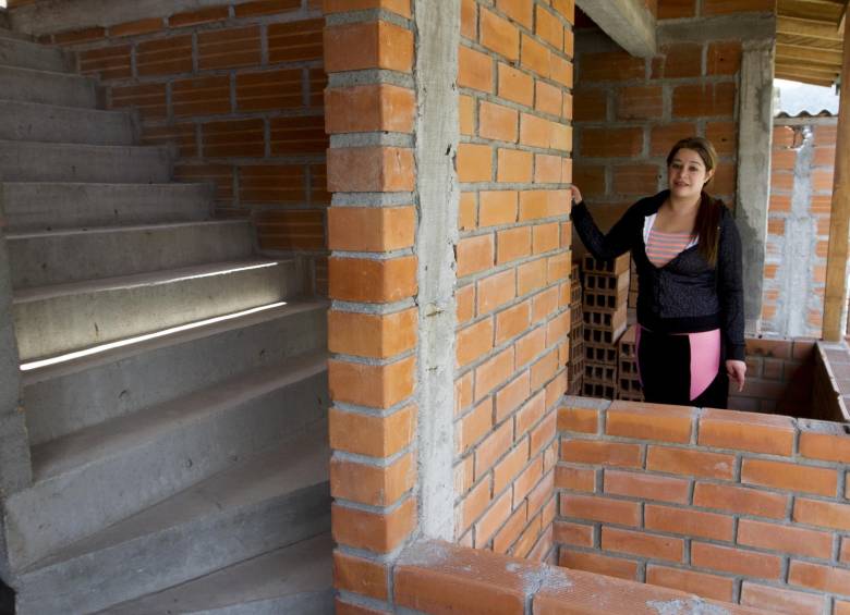 Leidy Betancur, feliz con la ayuda del alcalde. Dijo que alquilaría su apartamento. Foto Donaldo Zuluaga.