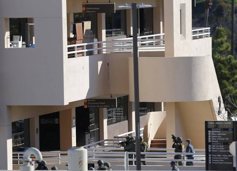 Las autoridades rodean el edificio e intentan ingresar al Hospital. FOTO Reuters