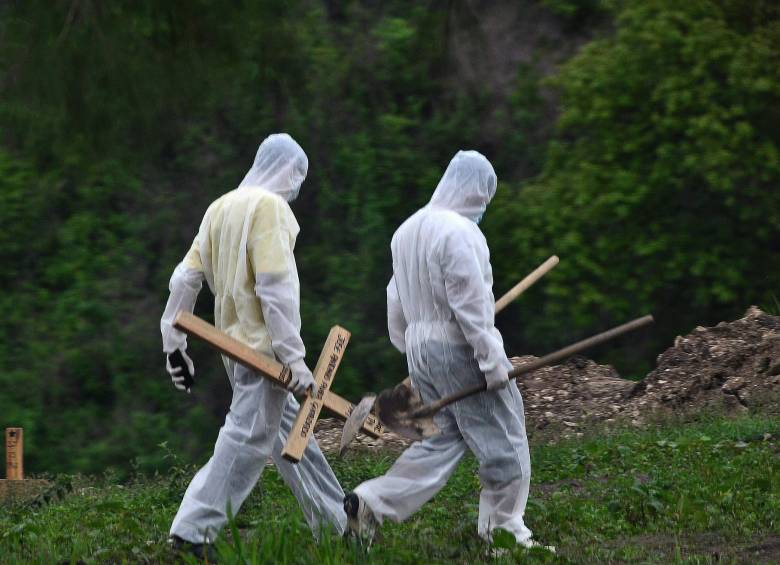 Sepultar a las víctimas de la tragedia exige de máximos cuidados sanitarios. Ni siquiera se permite la asistencia de parientes ni homenajes póstumos. AFP
