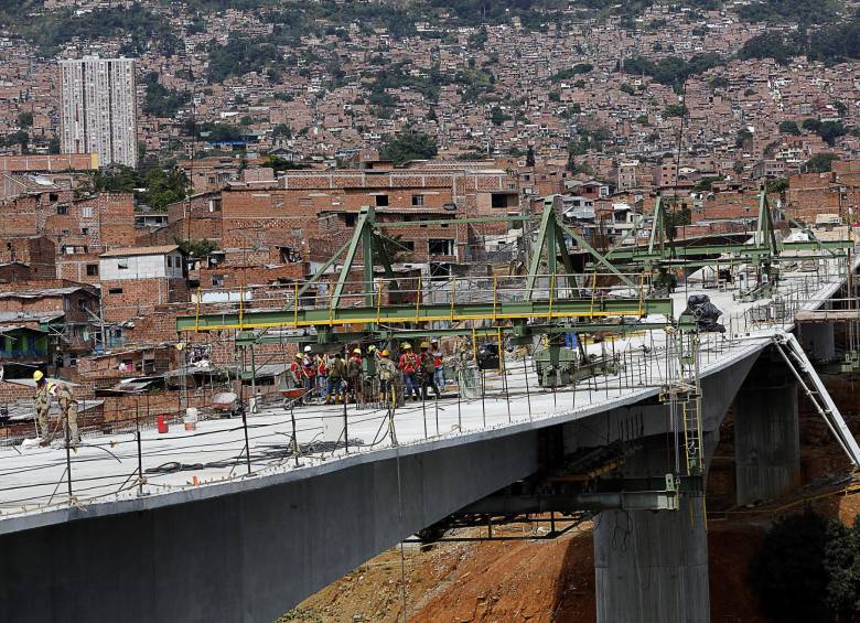 Con la unión de la estructura del tramo sur del puente finalizado en febrero pasado, se reducen los tiempos, pues se evita el paso por los puentes de El Mico o el de Acevedo. La inversión total en la obra asciende a unos 235 mil millones de pesos. FOTO henry agudelo
