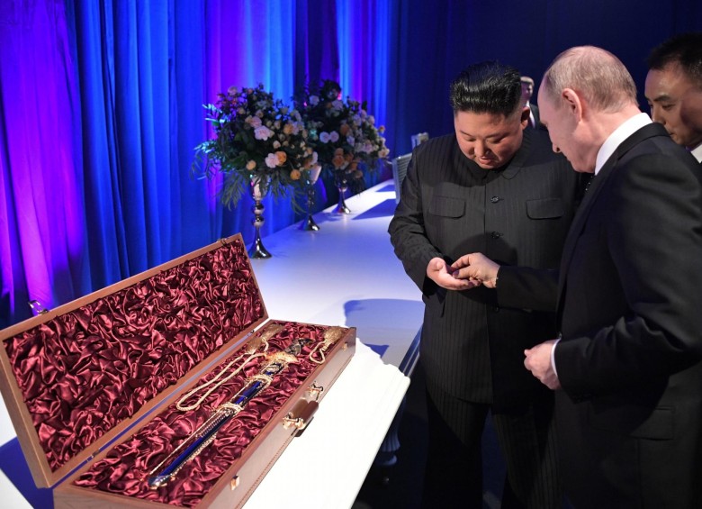 Vladimir Putin recibe como obsequio una espada de Kim Jom. FOTO: EFE