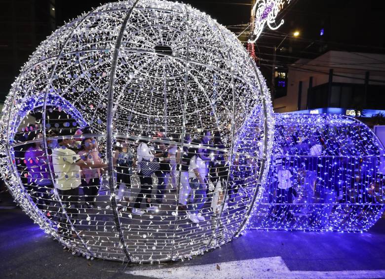 Agua, tierra fuego y aire son elementos representados en las luces.