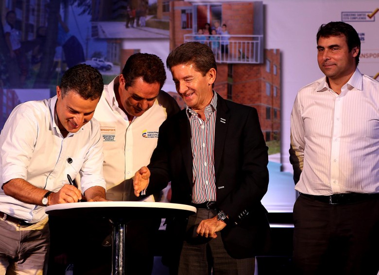 Llamó la atención del gobernador electo, Pérez, junto al alcalde Gaviria y el vice Vargas en la firma del acta. FOTO julio c. herrera