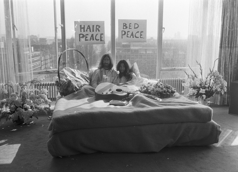 Los artistas recién casados posan el día de su luna de miel, el 20 de marzo de 1969, cuando empezaron una jornada de protestas conocida como “Encamada por la paz”. FOTO Eric Koch / Anefo