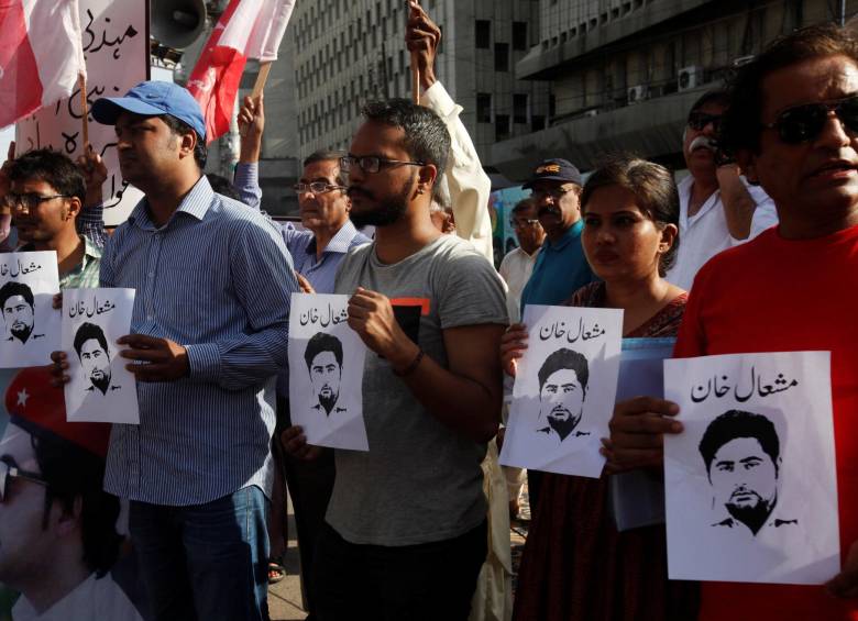 Estudiante de periodismo fue linchado en Pakistán por sus ideas liberales