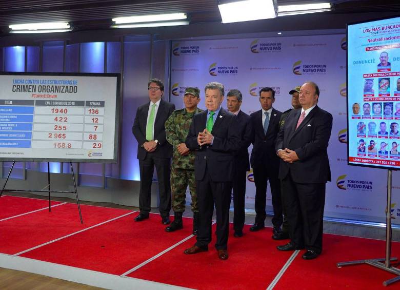 Acompañado de la cúpula militar y de varios ministros, el presidente Santos hizo un balance de la lucha contra las bacrim. FOTO cOLPRENSA