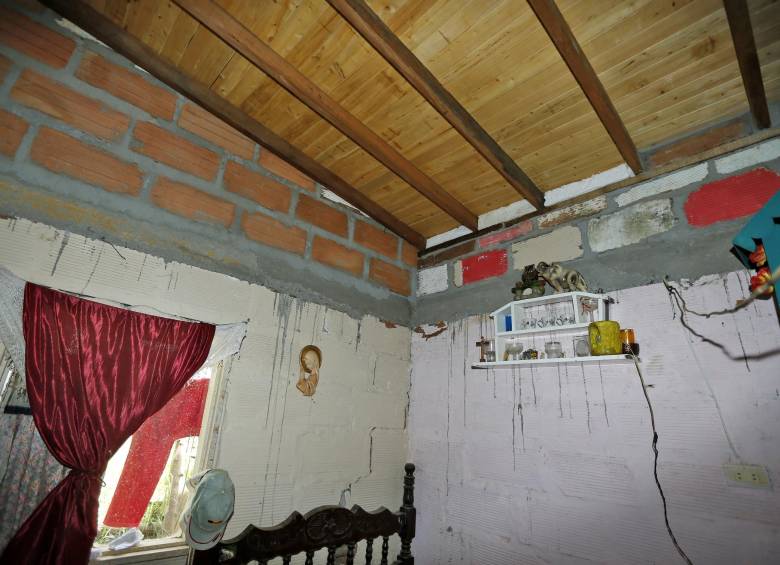 La pared del cuarto de doña Gloria revela problemas en las estructuras de la vivienda. Sin embargo, en lugar de ponerle una columna, hicieron una viga de refuerzo, que aumenta la presión sobre la deteriorada pared.