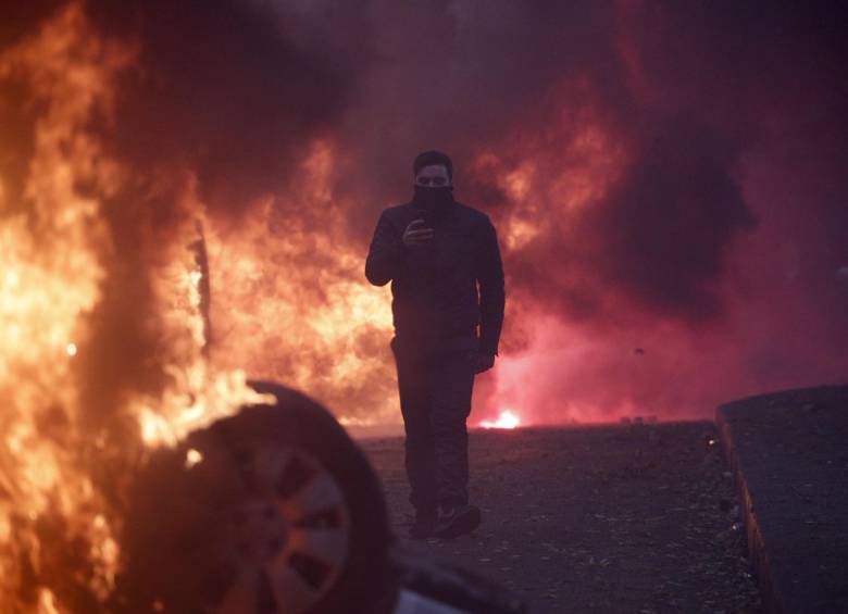 Un manifestante este fin de semana cerca del Arco del Triunfo, en París. También hubo protestas en ciudades como Lille, Marsella,Charleville-Mézières, Estrasburgo, Toulouse y Nantes. FOTO EFE