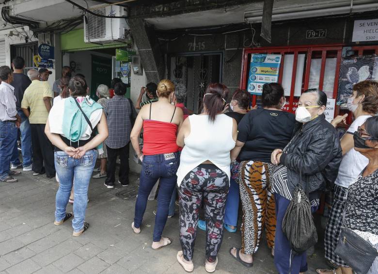 La Alcaldía reseñó que los beneficiarios del subsidio recibirán un mensaje telefónico con la fecha y el lugar de cobro. También se pueden comunicar a la línea 444 41 44. FOTO MANUEL SALDARRIAGA 