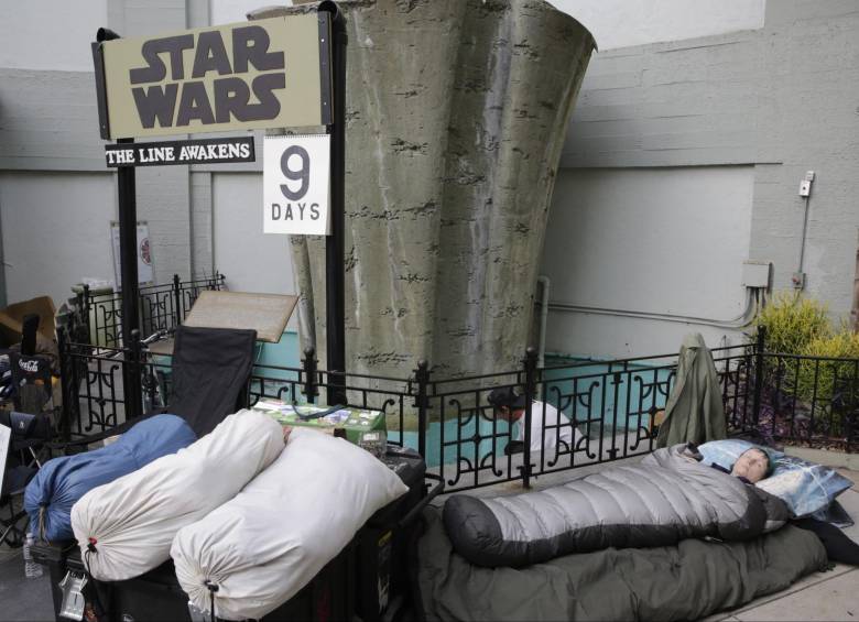 Equipos completos de campamento están ahora afuera de las salas de cine. FOTO AP