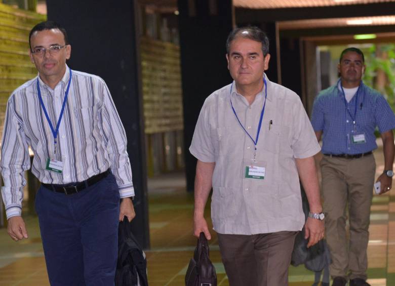 El general Rafael Colón (derecha) en las reuniones sobre desminado en La Habana, Cuba. FOTO COLPRENSA
