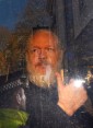 Julian Assange en un vehículo de la Policía de Londres, luego de ser sacado de la embajada. El hacker afronta procesos judiciales en Reino Unido, Suecia y Estados Unidos. FOTO efe