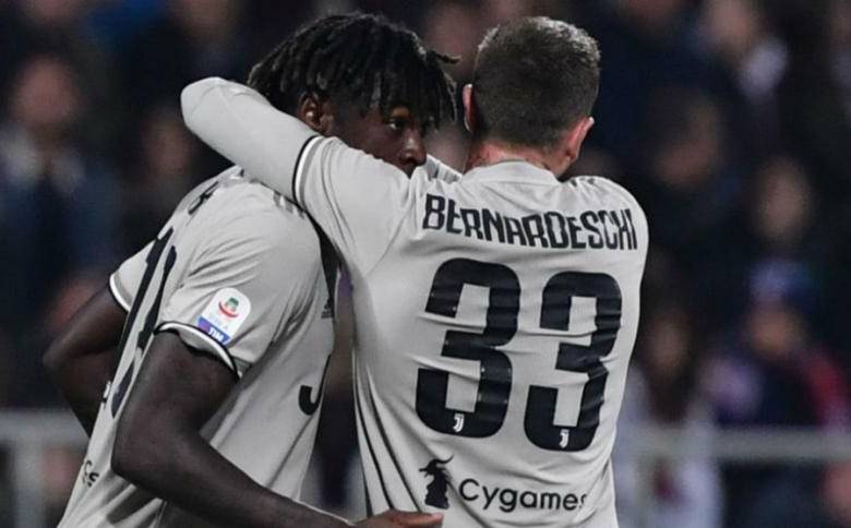 Federico Bernardeschi abraza a Moise Kane, jugadores de Juventus, durante el partido en el que se presentaron insultos racistas contre el segundo. Foto AFP 