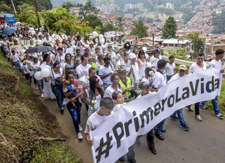Los participantes de la marcha llevaron globos y rosas blancas para rechazar el asesinato de niños. FOTO Juan Antonio Sánchez