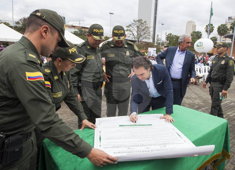 En el acto de lanzamiento del Código Nacional de Policía llevado a cabo en la Plaza San Antonio, en el Centro de Medellín, el alcalde, Federico Gutiérrez se sumó a la firma del compromiso para el cumplimiento de las nuevas normas. FOTO manuel saldarriaga