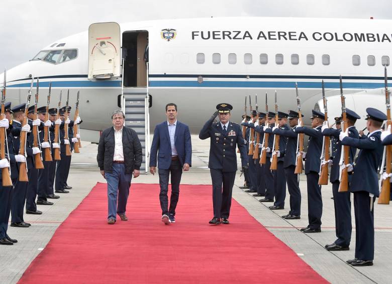 Canciller Carlos Holmes Trujillo, presidente (e) de Venezuela Juan Guaidó y Comandante de la Armada Nacional, general Ramsés Rueda en la llegada de Guaidó a Bogotá.