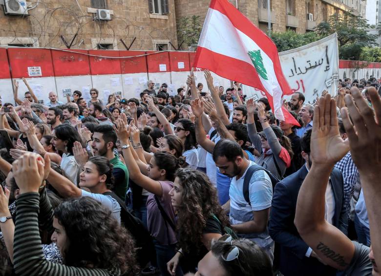 Protestas en Líbano frente al Banco Central de ese país en la ciudad de Beirut. FOTO: EFE