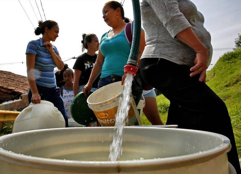 Por todos los medios, la comunidad se abastece de agua en San Cristóbal. El aguacero de ayer fue bienvenido FOTO henry agudelo