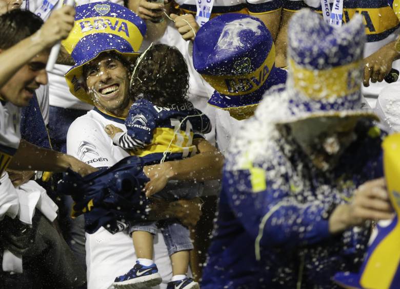 El jugador Carlos Tevez celebrando junto a sus compañeros. FOTO AP