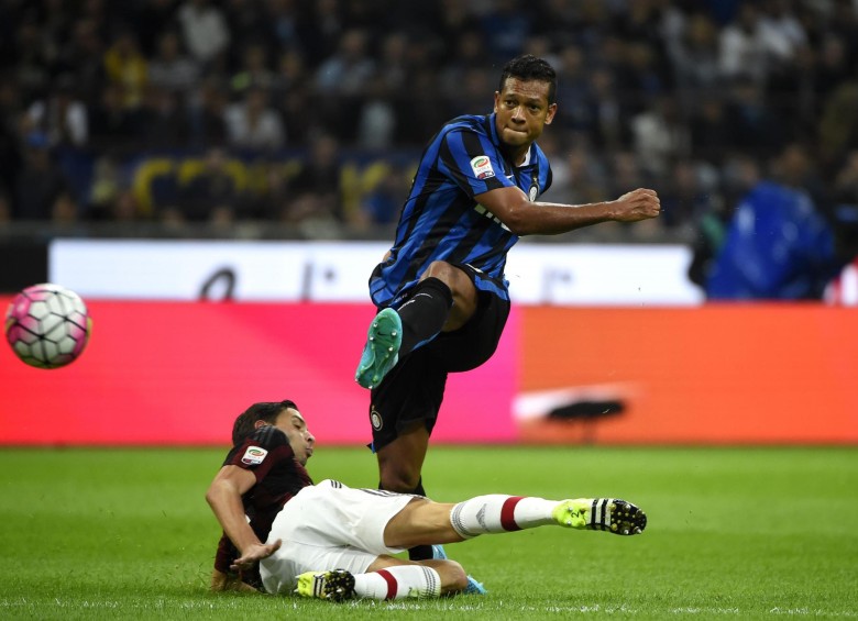 Inter venció este domingo 1-0 a su clásico rival y quedó como único líder de la liga italiana. FOTO AFP
