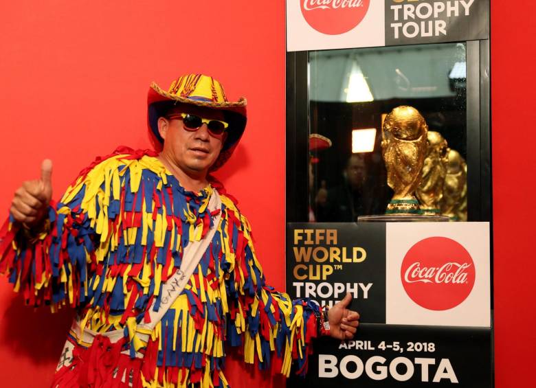 Los colombianos aprovechan el paso del trofeo para quedarse con un recuerdo. Y si es con una pinta especial, mejor. FOTO EFE