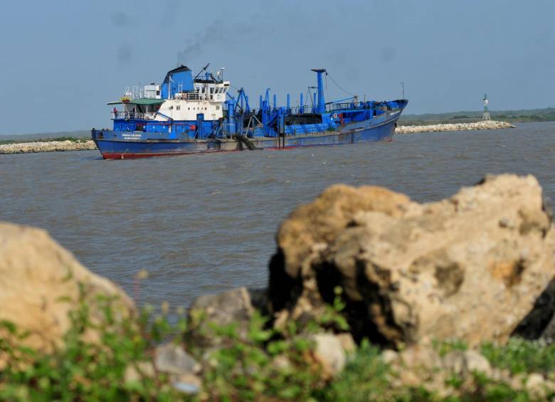 El dragado en la zona portuaria está suspendido por un trámite de la Capitanía. FOTO cortesía el heraldo