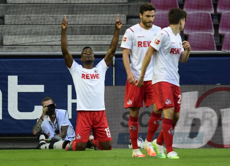Jhon Córdoba celebrando su gol, este lunes, en la Bundesliga. FOTO EFE