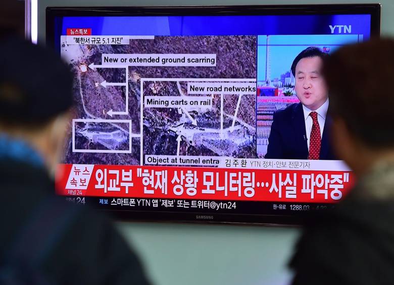 La noticia congrega a los surcoreanos atemorizados ante la amenaza que representa el desarrollo de esta nueva tecnología por el régimen de Pyongyang. FOTO AFP