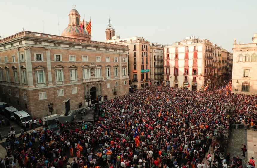 Miles de catalanes que están de acuerdo con la independencia salieron a celebrar al centro de Barcelona. FOTO REUTERS