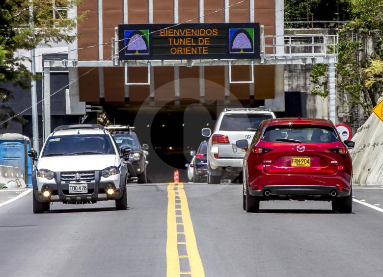 El tránsito de vehículos por el túnel al mediodía de ayer era alto, pero avanzaba normal. FOTO juan antonio sánchez