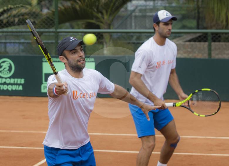 Juan Sebastián Cabal (adelante), Robert Farah, Santiago Giraldo (recuadro arriba) y Eduardo Struvay, integrantes del equipo colombiano de Copa Davis. FOTO juan a. sánchez