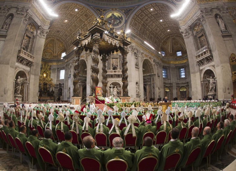 Más de 400 padres sinodales asistieron a la primera jornada del sínodo de la familia en Roma. El Papa Francisco pidió “buscar y sanar a las parejas heridas con el aceite de la misericordia” FOTO ap