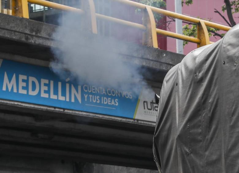 Las fuentes móviles, es decir vehículos particulares, camiones, volquetas y motocicletas, representan el 80% de las emisiones contaminantes del Valle de Aburrá. FOTO Róbinson Sáenz