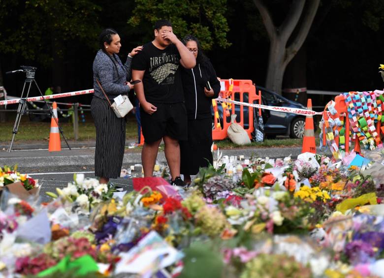 En Nueva Zelanda los ciudadanos se acercan al sitio de la masacre y dejan sus ofrendas florales. Foto: EFE