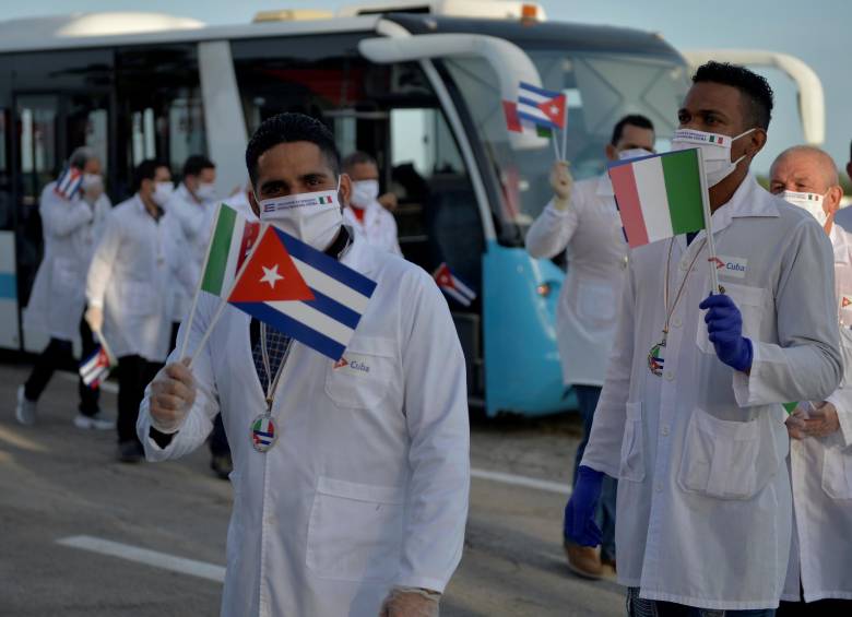 Cuba ha enviado misiones médicas para atender la covid en otros países. Estos profesionales llegan a cuarentena. FOTO AFP
