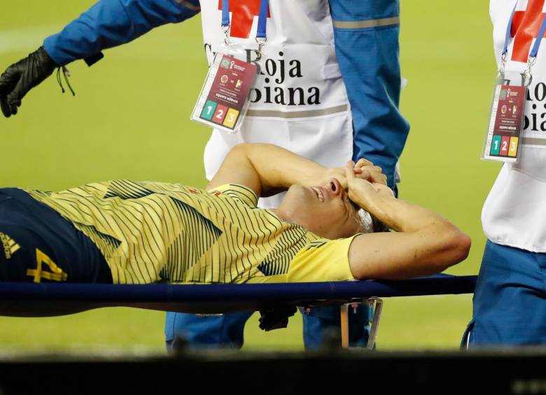 Santiago Arias y sus gestos de dolor tras la grave lesión. FOTO AFP