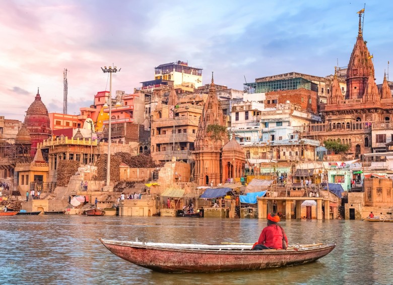 Varanasi (por donde pasa el río) fascina, conmueve, sofoca y repugna; todo, al tiempo. La muerte alimenta la vida como la madera al fuego, un ciclo que se repite hace miles de años, a orillas de un río sagrado, y sucio. . FOTO Sstock