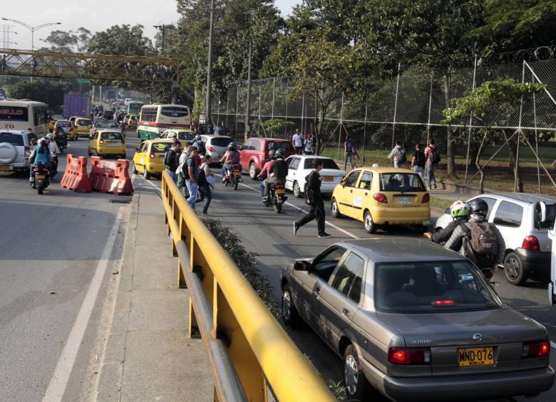 Los estudiantes y personal de la Universidad Nacional también se ven afectados por la congestión. FOTO manuel saldarriaga