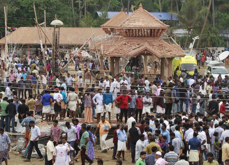 Tragedia en India por incendio al interior de templo