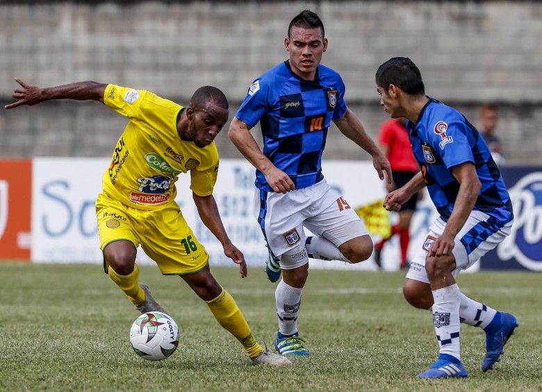 El partido entre Leones y Chicó fue muy cerrado y con pocas opciones de gol, ayer en Ditaires. FOTO jaime pérez
