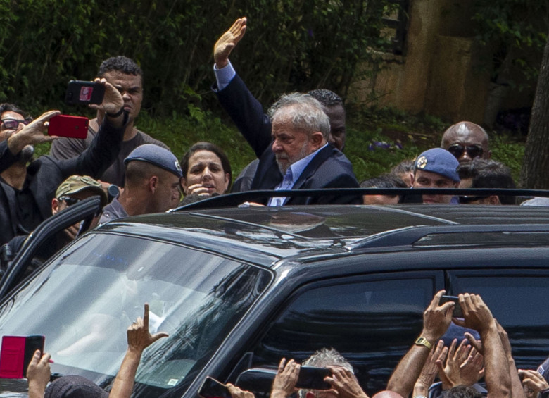 Lula sale de la cárcel para despedir a su nieto