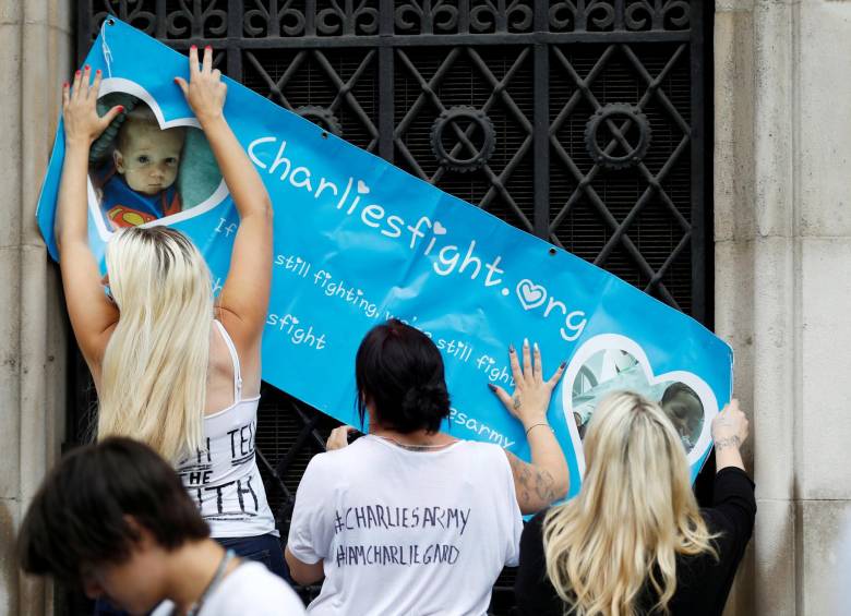 El 2 de julio varias personas se reunieron frente al Palacio de Buckingham para protestar por la decisión del tribunal. FOTO: REUTERS