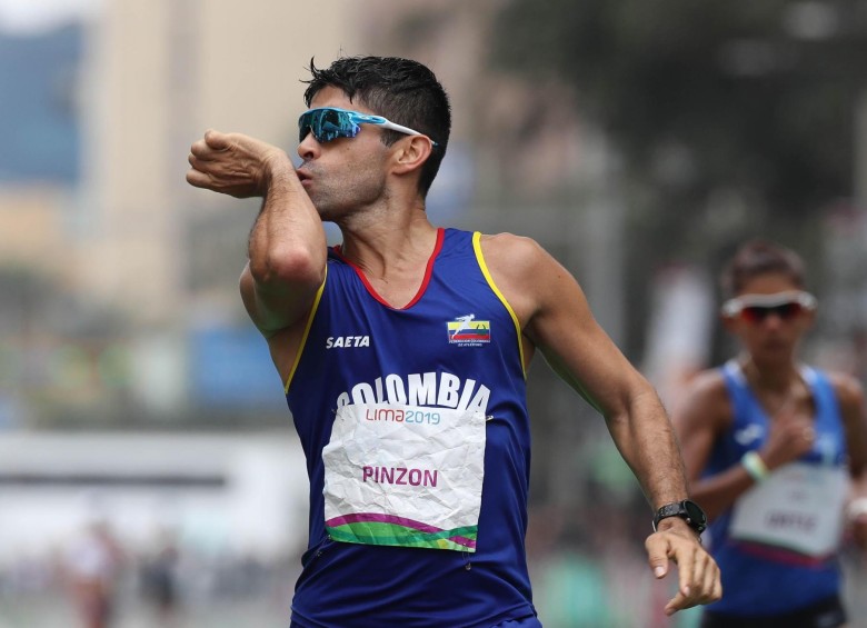 El colombiano Diego Pinzón fue uno de los cinco atletas que terminó la marcha en Lima, logró bronce. FOTO efe
