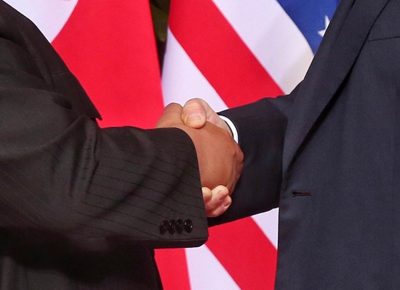 Apretón de manos entre Kim Jong-Un y Donald Trump. FOTO EFE