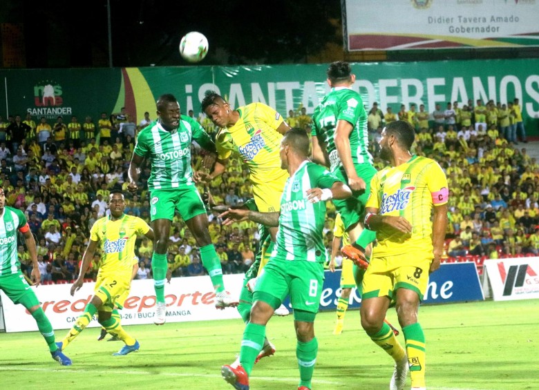 Hernán Barcos luchó durante todo el partido frente a la defensa del Bucaramanga. FOTO COLPRENSA@