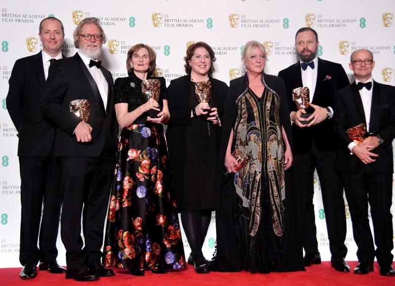 Director y productores de La favorita recibieron el galardón a Mejor película británica. FOTO AFP
