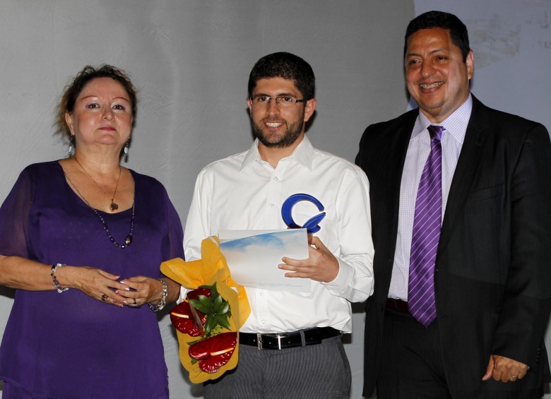 Nicolás Abrew (c) recibió el premio a la Excelencia Periodística en Información Económica “Humberto López López”. FOTOS Jaime Pérez