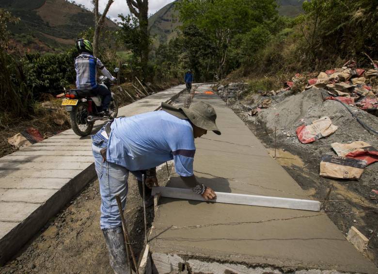 La construcción y mejoramiento de vías terciarias es una de las obras más pedidas por las diferentes comunidades rurales del país. Con los Pdet muchas se podrán recuperar. FOTO Jaime Pérez