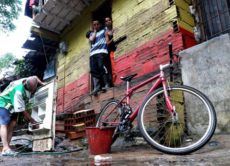 En el barrio Ferro Mesa, los habitantes llevan dos días tratando de recuperar electrodomésticos y enseres. FOTO Julio César Herrera