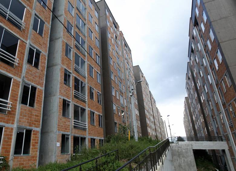 Estos son los apartamentos del proyecto Villa de Santa Fe de Antioquia que hoy estrenarán 516 familias desplazadas y damnificadas y de extrema pobreza. FOTO Jaime Pérez